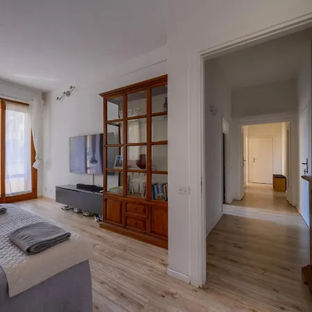 Show Me 2 Bedroom Duomo & Airport Tram شقة